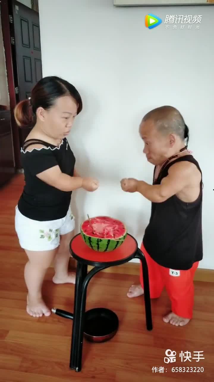 夫妇网红吃瓜