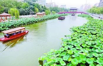 许昌护城河吃瓜,夏日吃瓜乐趣多