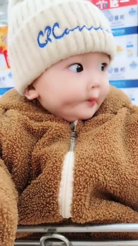 小孩吓得不敢吃瓜